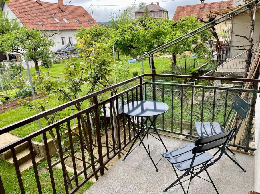 Spacious In A Quiet Neighbourhood + Private Parking Apartment *