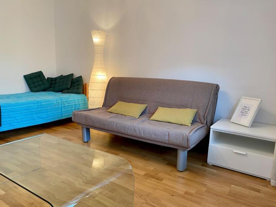 Apartment Spacious In A Quiet Neighbourhood + Private Parking *
