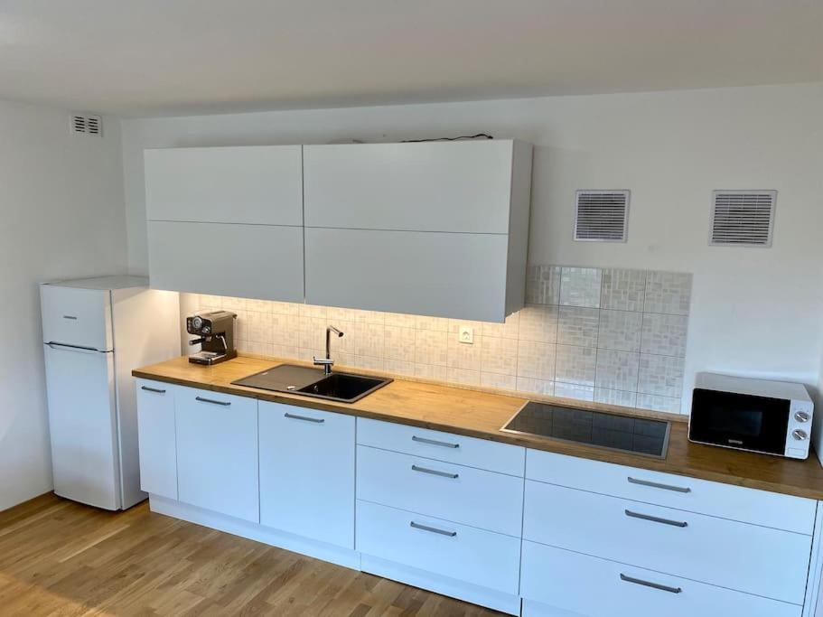 Apartment Spacious In A Quiet Neighbourhood + Private Parking *
