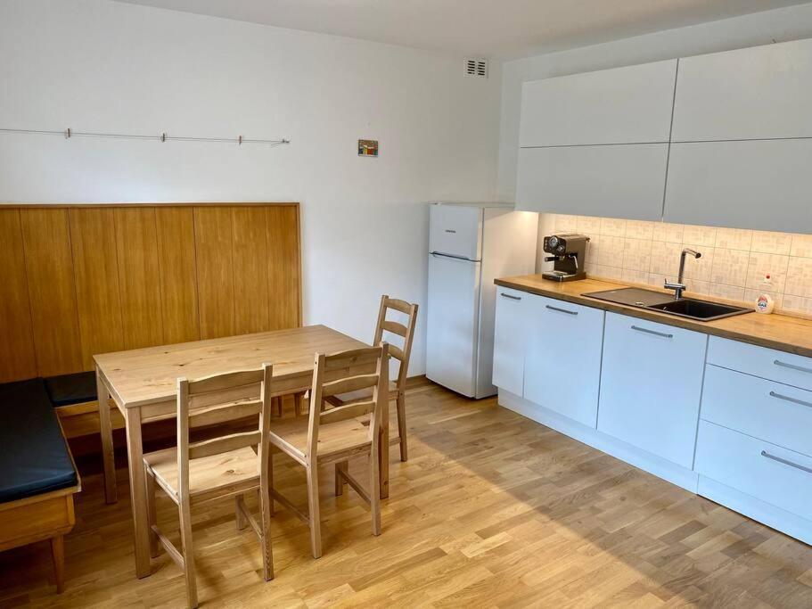 Apartment Spacious In A Quiet Neighbourhood + Private Parking