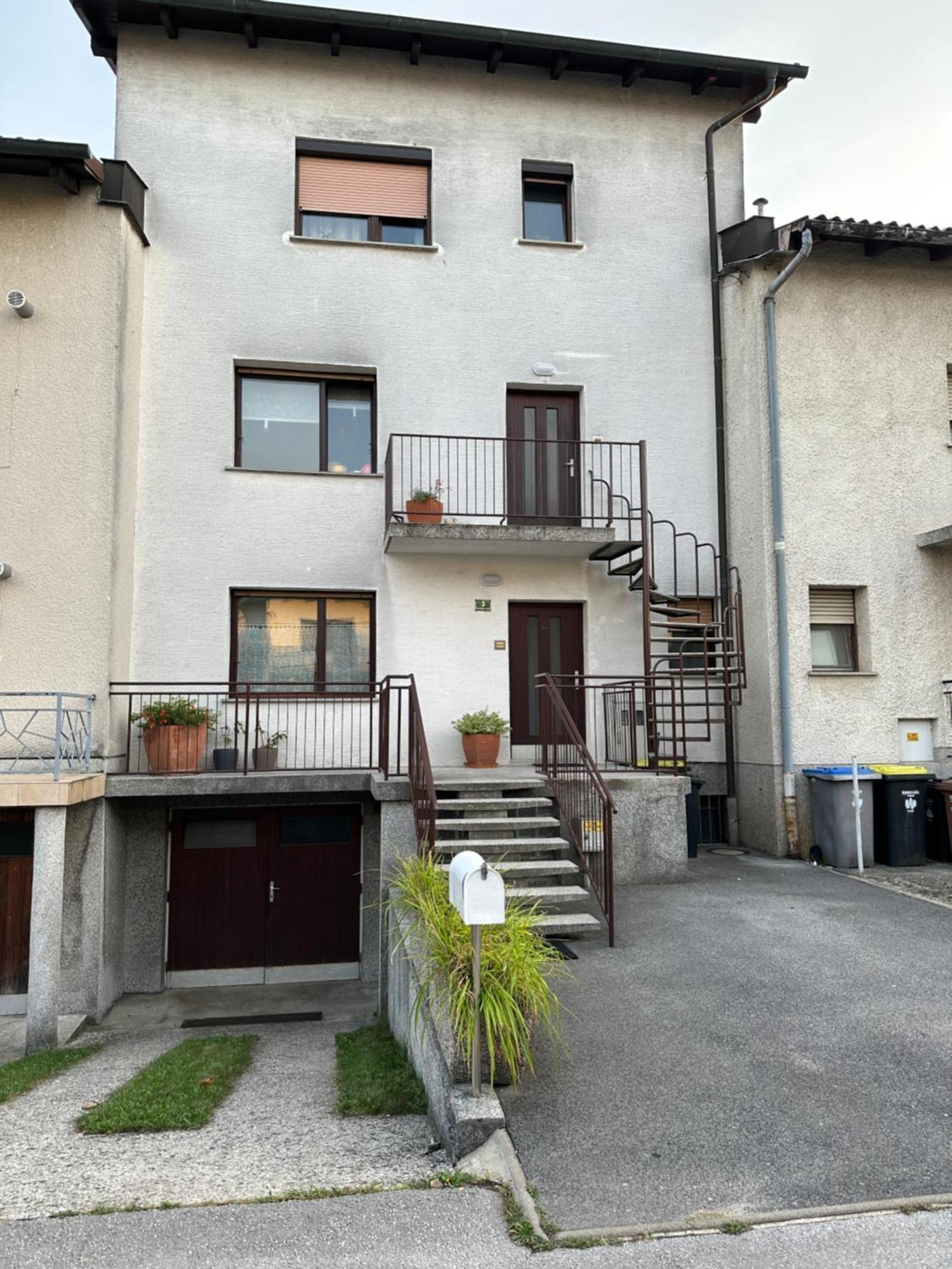 Spacious In A Quiet Neighbourhood + Private Parking Apartment
